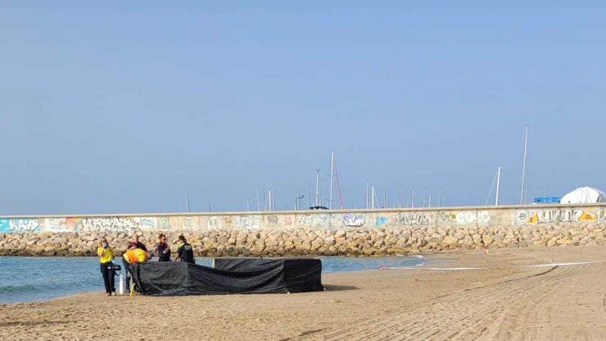 El cos del nadó ha aparegut a la platja Costa Daurada de Roda.