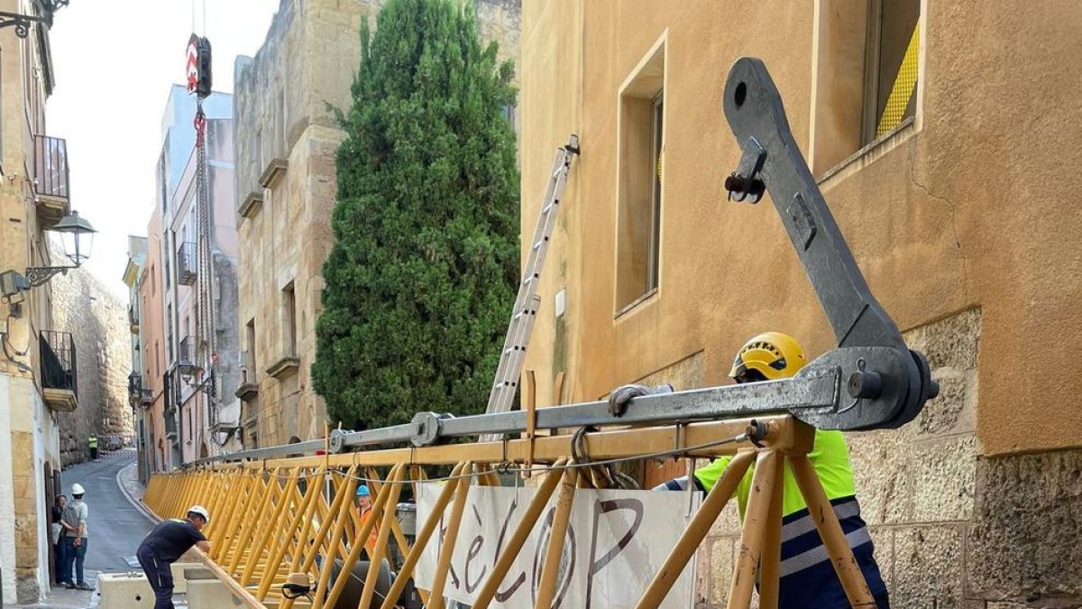 9 personas y 4 camiones de gran tonelaje han participado en el proceso de desmontar la grúa de 40 metros.