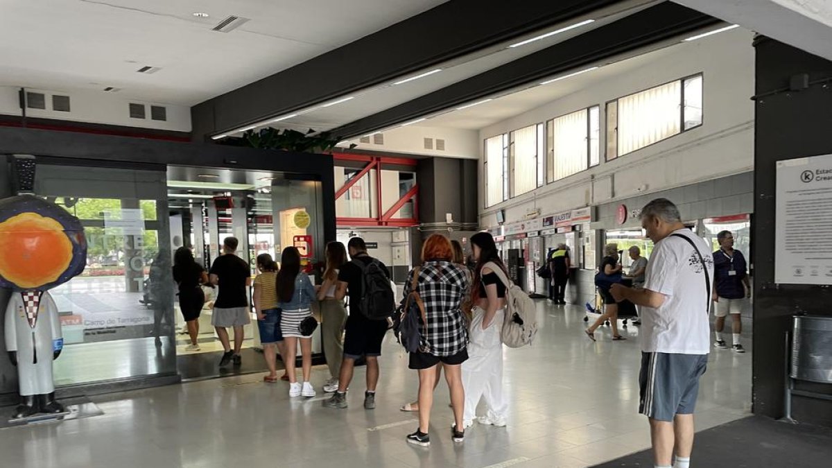 Cola en el Centro de Atención al Cliente de la estación de autobuses del pasado viernes por la tarde.