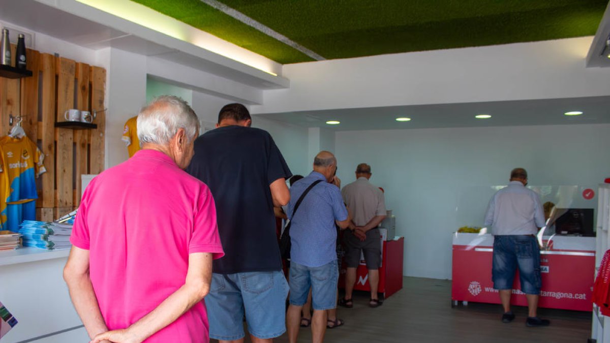 Las renovaciones y nuevas altas se pueden realizar de lunes a viernes, en la tienda del Nou Estadi.