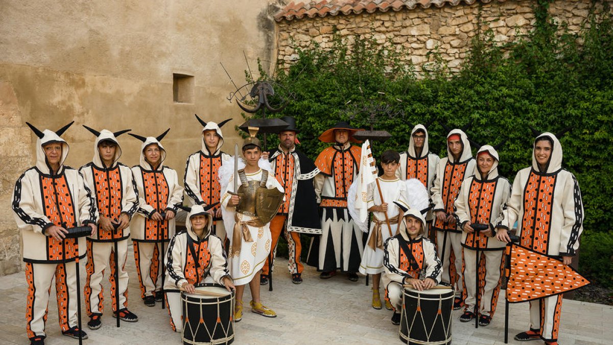 Integrants del Ball de Diables de la Canonja amb la nova indumentària.