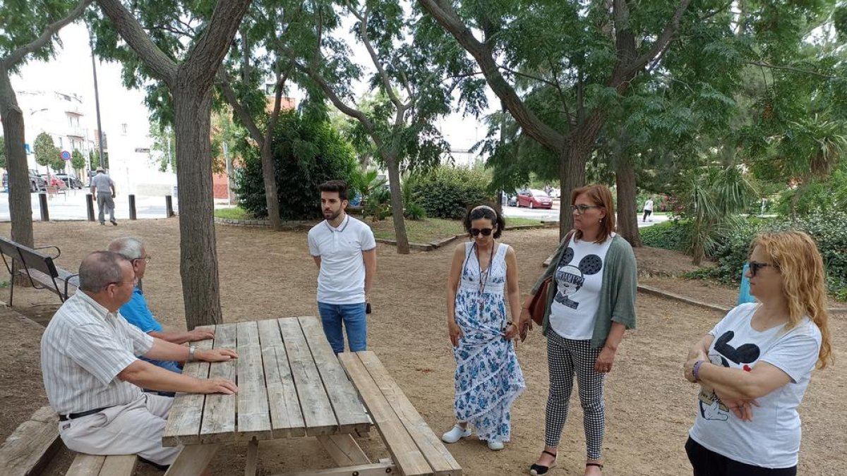 Las visitas a los barrios reusenses permiten conocer de primera mano las peticiones vecinales a pie de calle.