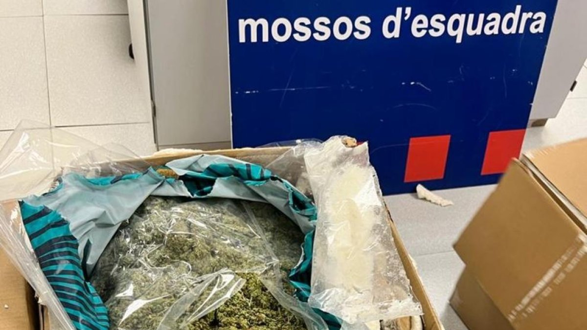 Les caixes amb 22 quilos de marihuana incautades per la policia després d'identificar dos homes al barri de Sant Martí de Barcelona.