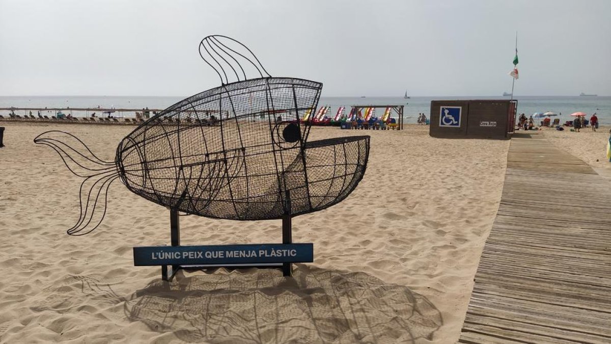 La escultura 'L'únic peix que menja plàstic' situada a la platja de l'Arrabassada de Tarragona.