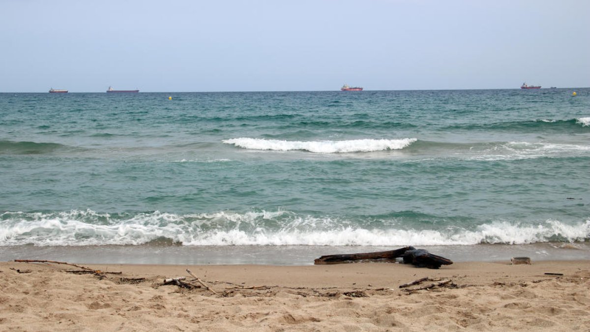 Punt de la platja del Miracle de Tarragona, on ha aparegut un cos sense cames i només un braç arrossegat pel mar.