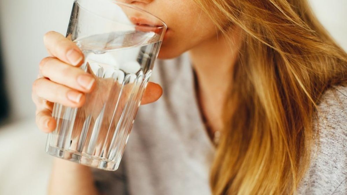 Una dona bebent aigua.