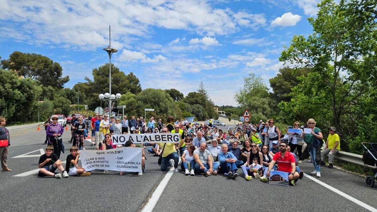 La mobilització ha congregat fins a un centenar de persones a l'N-340.