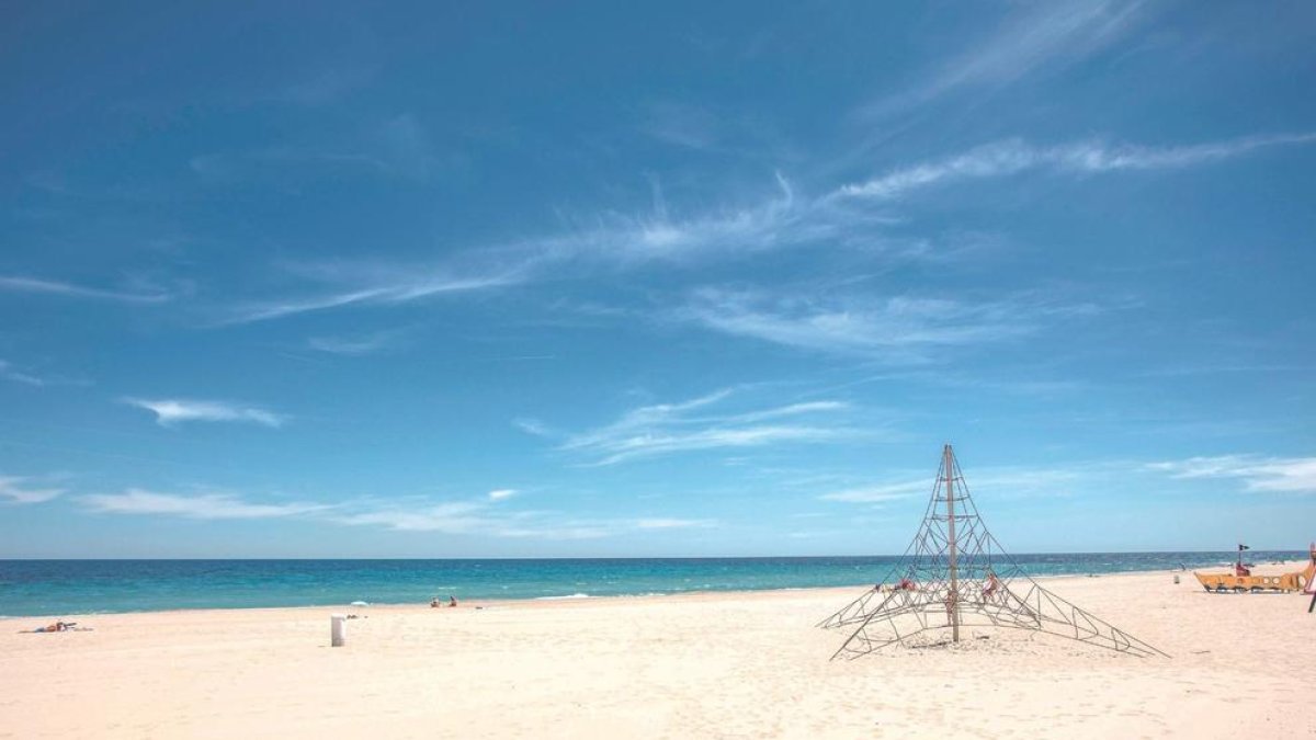 Imagen de la playa Cristall de Miami Platja.