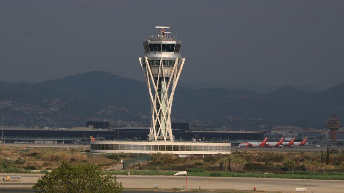 Imatge de la torre de control de l'aeroport del Prat.
