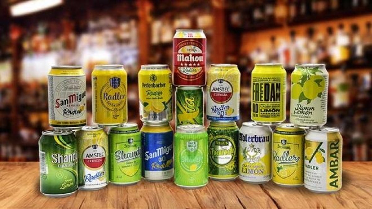 Imagen de varias cervezas con limón.