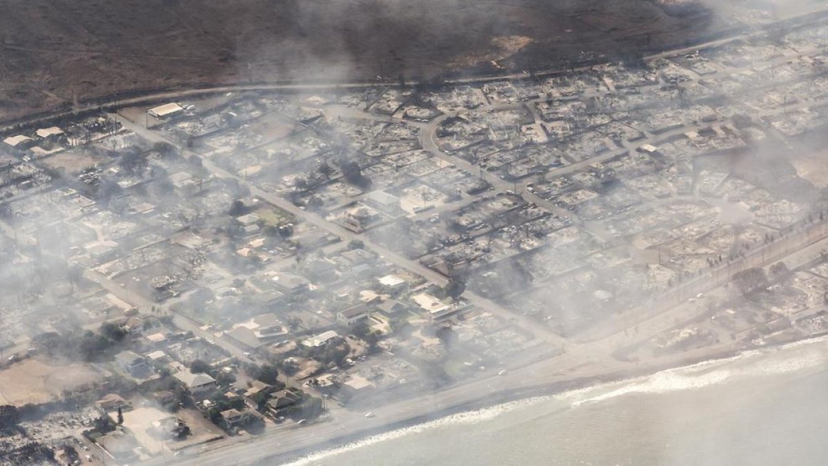 Vista aèria dels edificis danyats a Lahaina, Hawaii, a conseqüència d'un gran incendi forestal.