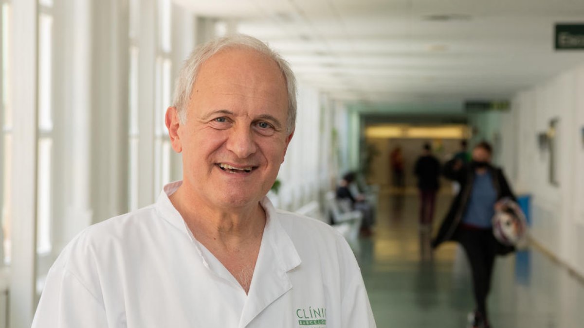 El coordinador de l'estudi i consultor del Servei d'Hepatologia del Clínic, Pere Ginès, en un passadís de l'hospital barceloní.