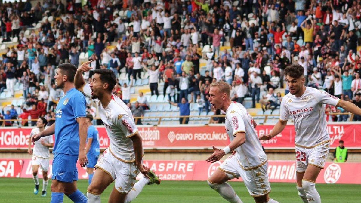 Pablo Trigueros (a la izquierda) celebrando un gol con la Cultural Leonesa.