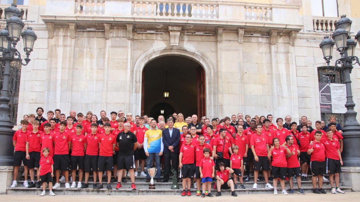 El Cadete A y el Nàstic Genuine con el presidente, Josep Maria Andreu, y el alcalde Rubén Viñuales.