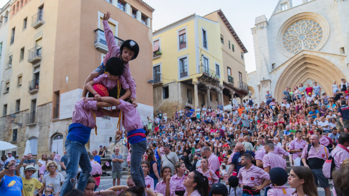 Imágenes de los ensayos de ayer de dos de las pandillas castelleras de la ciudad.