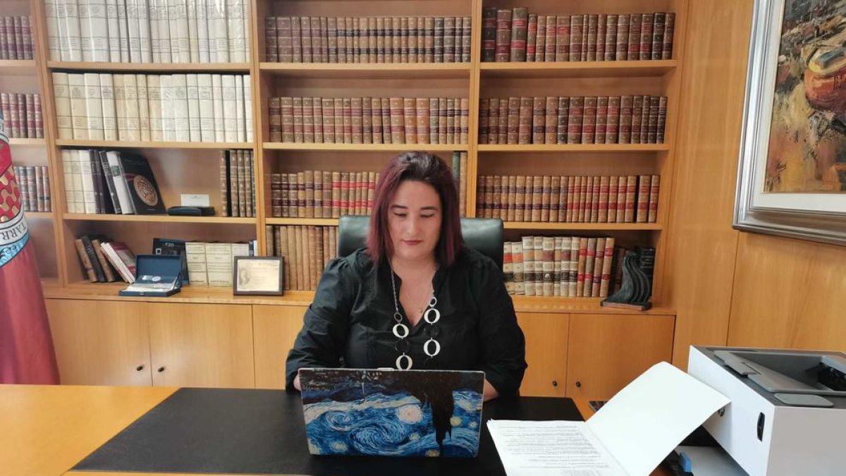 La degana, Estela Martín, treballant dins el seu despatx a la seu de l'ICAT.