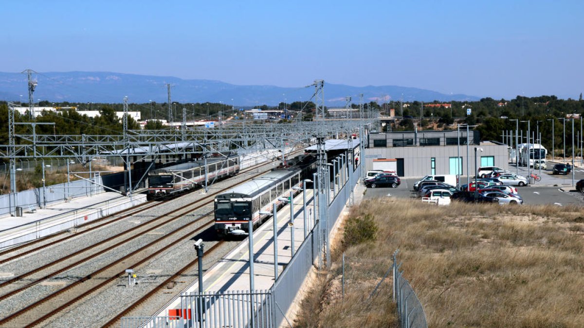Dos trens aturats a l'estació de tren de l'Hospitalet de l'Infant arran d'una incidència a la infraestructura entre aquest municipi i l'Ametlla de Mar.