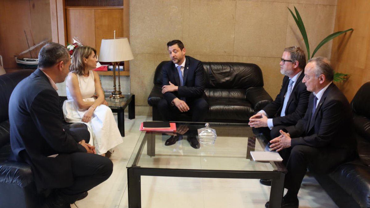 Reunió entre l'alcalde de Tarragona, el subdelegat del govern espanyol a la ciutat, el secretari general d'Infraestructures i la ministra de Transports al consistori tarragoní.