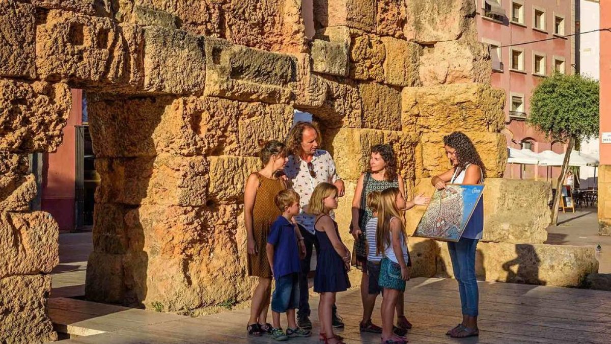Una de las guías de Itinere, haciendo la visita 'Tarragona romana para los niños'.