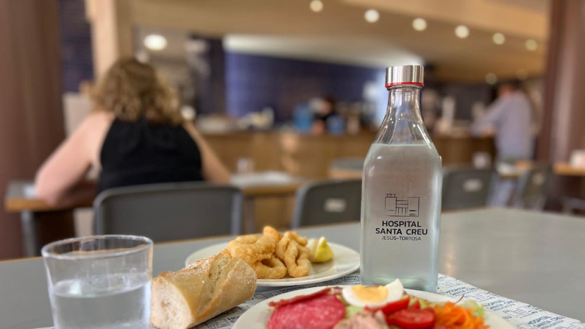 La cafeteria de l'hospital Santa Creu de Jesús-Tortosa oferirà aigua en envasos reutilitzables en els seus menús.