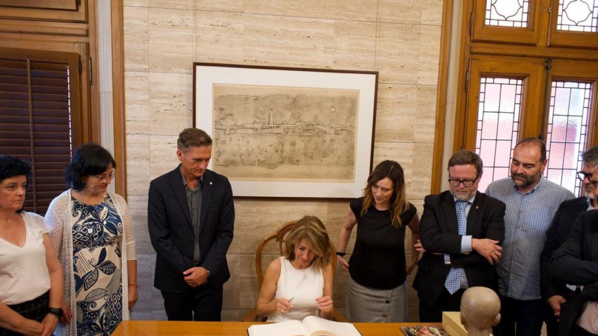 La ministra signant al llibre d'honor de l'Ajuntament de Reus.