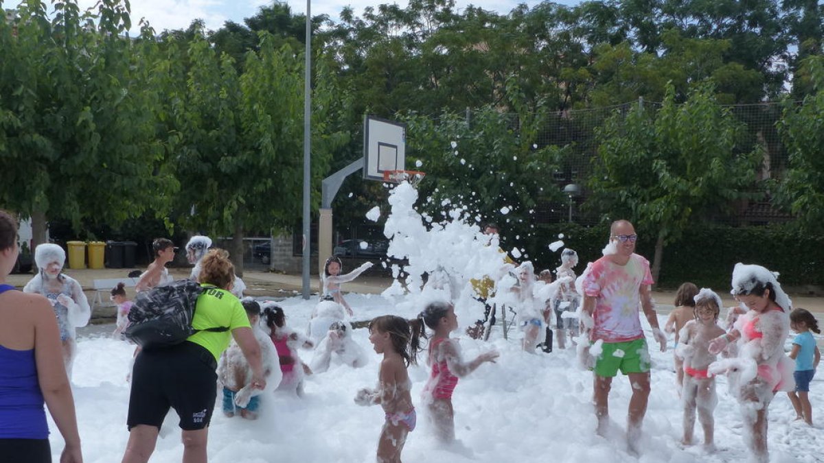Imatge d'arxiu d'una festa de l'escuma d'un estiu ple d'activitats a Salou.