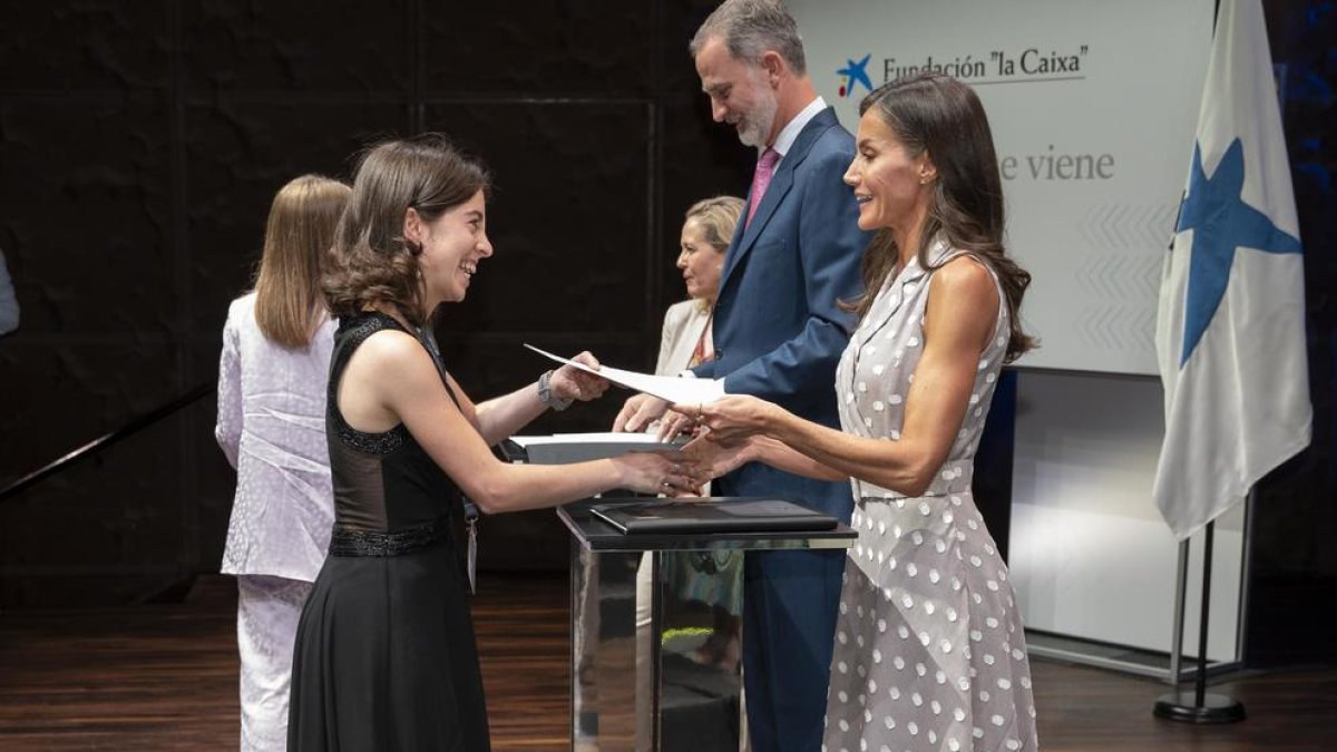 Claudia Valero de la Flor recibiendo la beca de la Fundación 'la Caixa'.