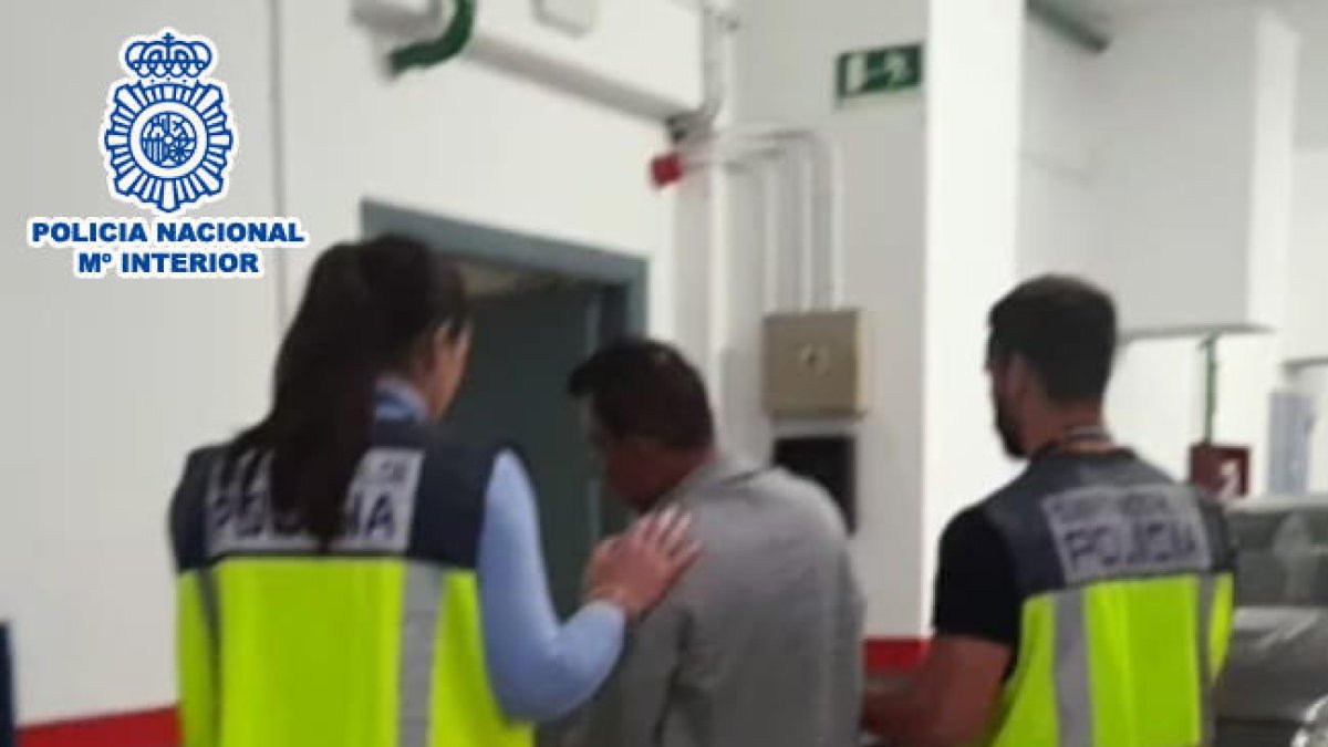 Momento de la detención de un peligroso fugitivo en Tarragona, buscado por las autoridades colombianas.