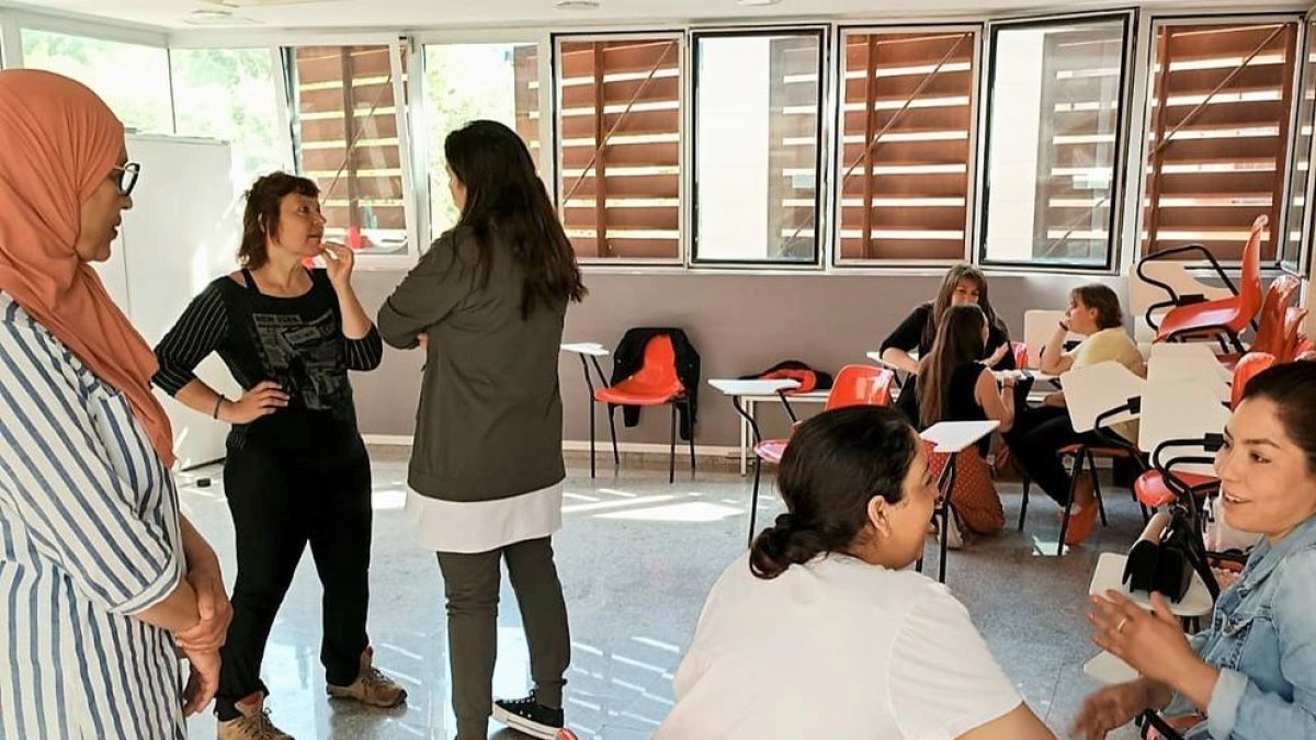 Un instante del taller de teatro del proyecto 'Connecta't' de Reus donde participan víctimas de violencia machista.