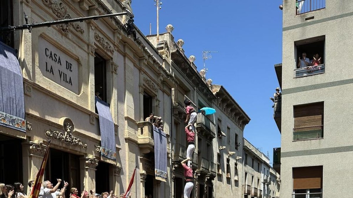 Pilar de 8 con forro y esposas de la Colla Vella por Sant Joan.