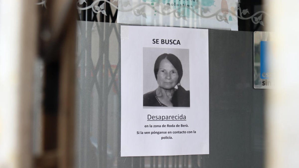 Uno de los carteles que los sobrinos de Mercedes Arnau han colgado en diferentes locales de Roda de Berà.