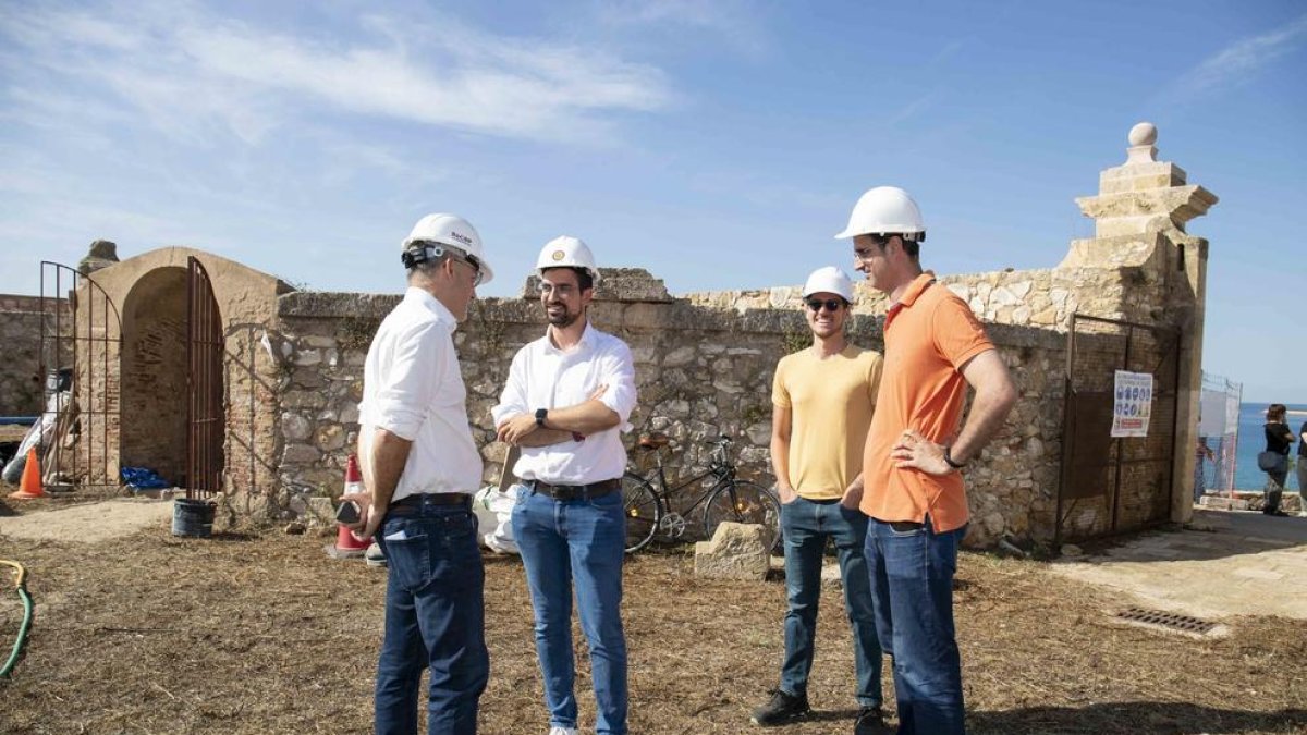 El regidor Nacho Garcia durant la visita d'obres que va fer ahir al recinte.