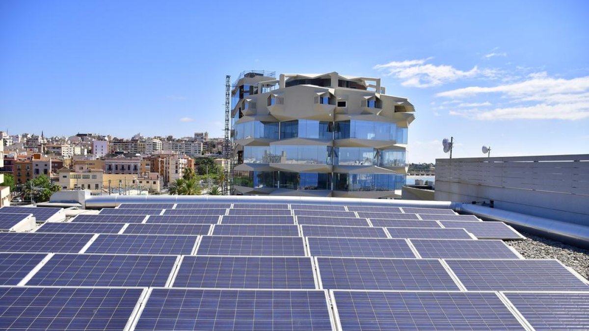 El Port de Tarragona colocará 490 nuevos paneles solares en el Refugi 1.