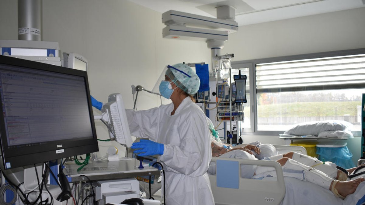 Un pacient amb covid a l'UCI d'un hospital.