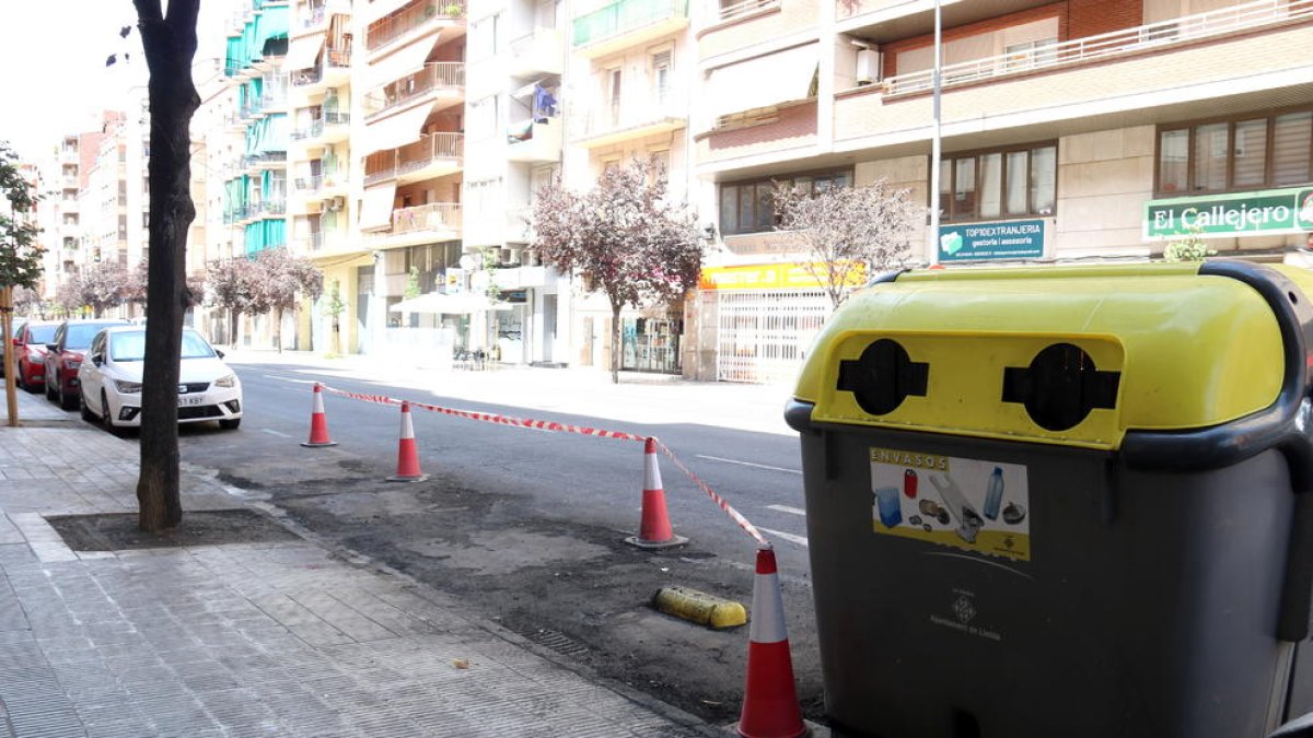 Zona afectada per la crema de contenidors al carrer Príncep de Viana.