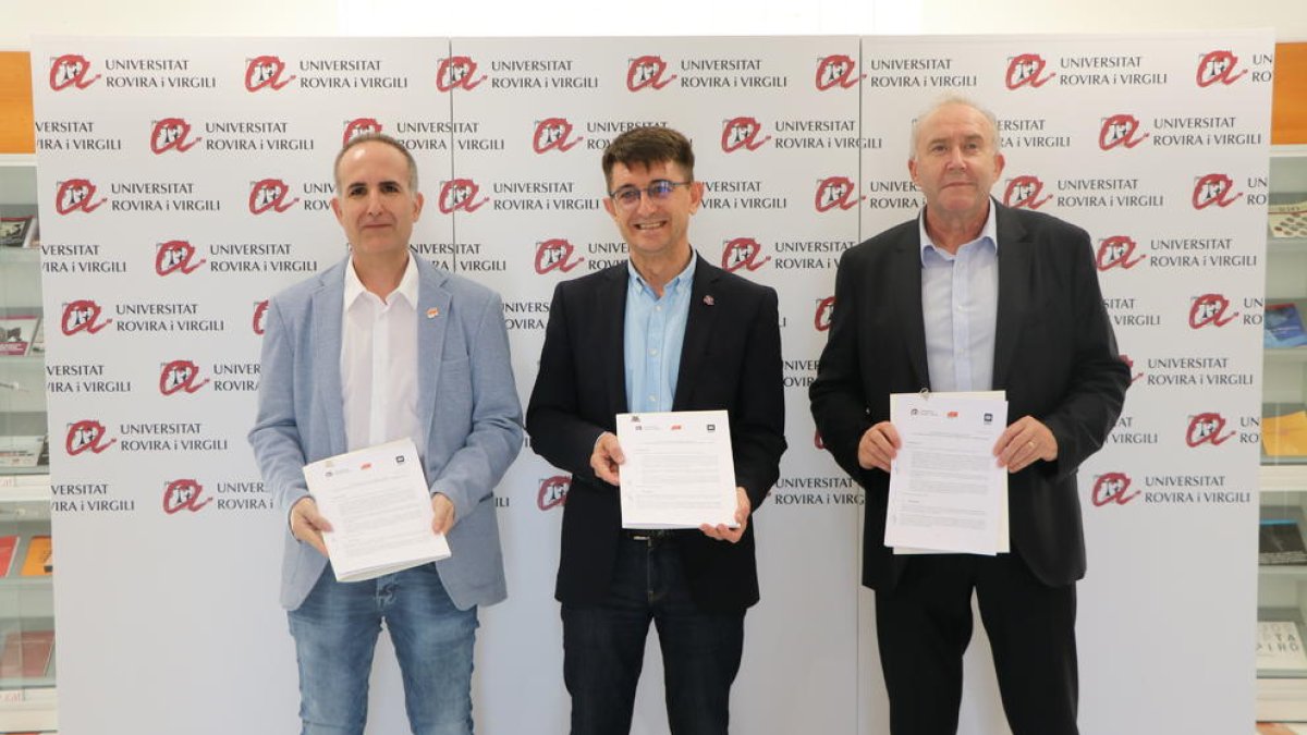 Representants d'Agbar, l'Institut Pere Martell i la URV després de signar el conveni.