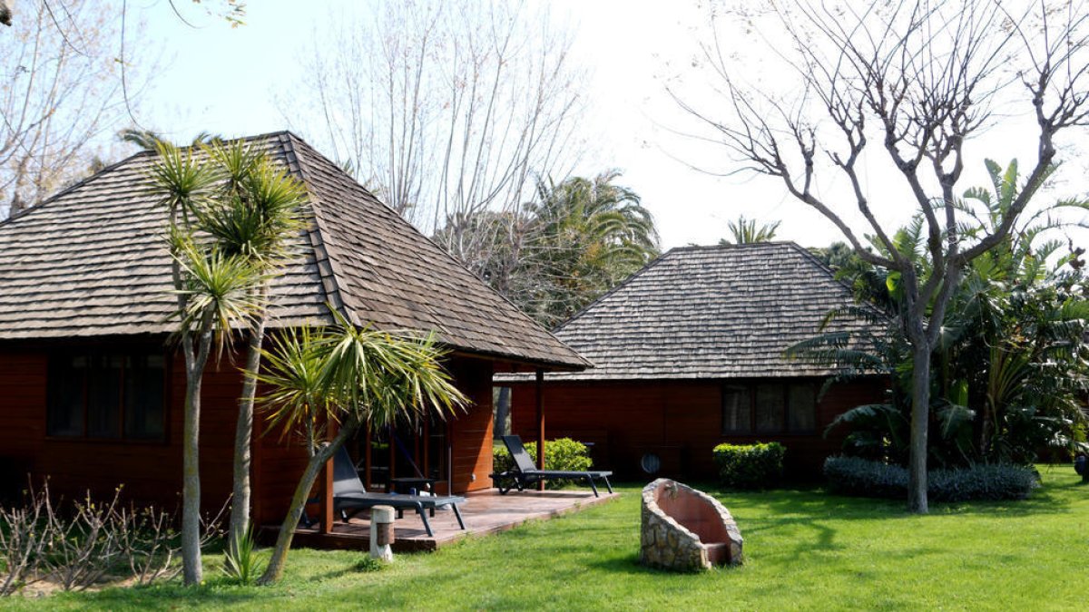 Dos bungalous del càmping Platja Montroig Camping Resort.