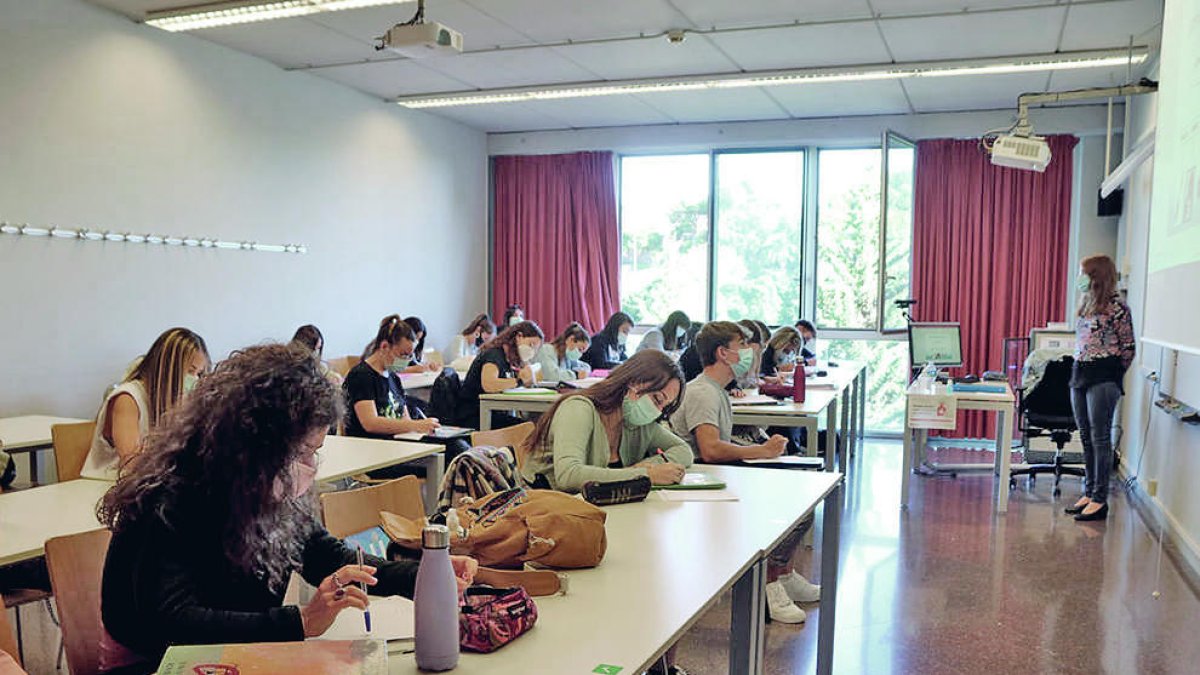 Imatge d'arxiu d'alumnes fent classe a una aula del Campus Catalunya de la Universitat Rovira i Virgili.