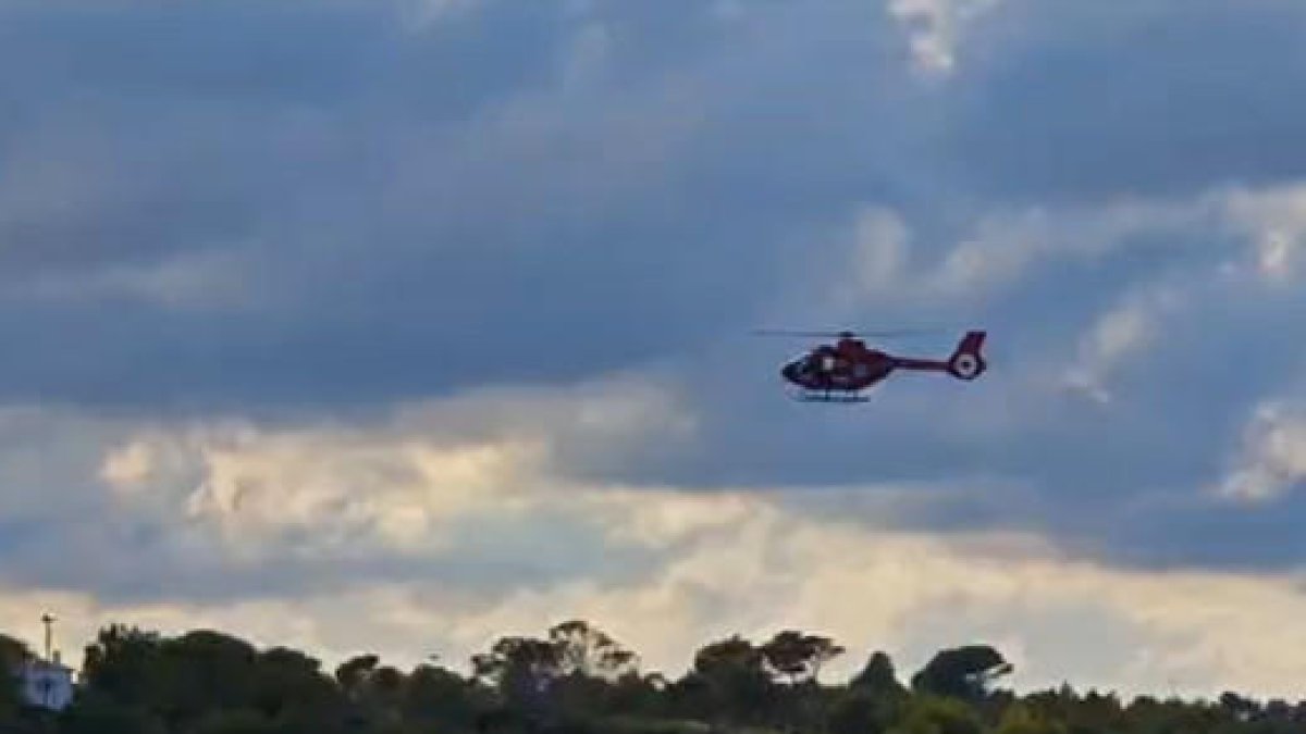 Momento en que el helicóptero de los GRAE de Bombers inicia el rescate en l'Ametlla de Mar.