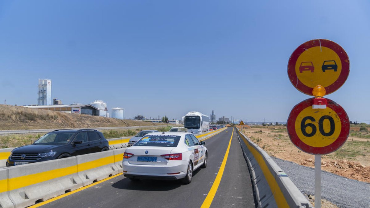 Imagen de un taxi pasando por el nuevo vial provisional, paralelo a la C31-B, donde la velocidad máxima es de 60 quilómetros por hora.