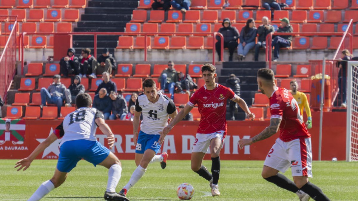 Marc Montalvo i Marc Fernández durant el partit contra l'Eldense al Nou Estadi Costa Daurada.