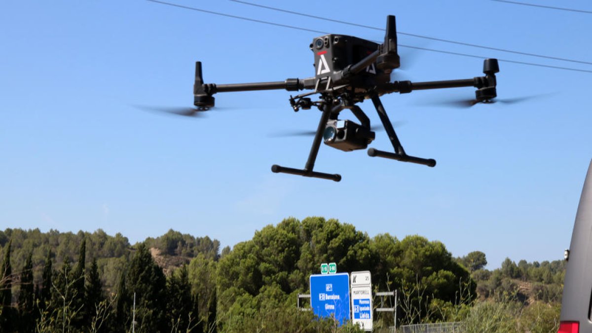 El Servei Català del Trànsit enlaira un dron prop de l'AP-7 per fer un control de mobilitat.