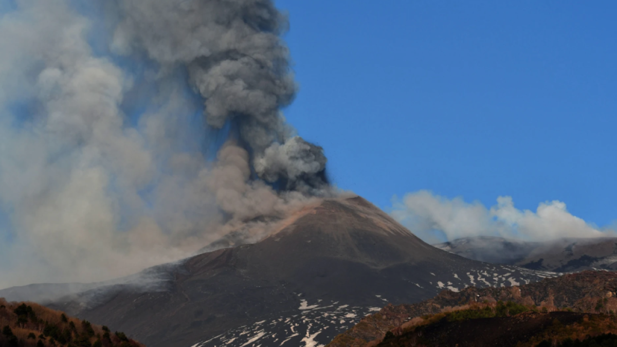 El volcà Etna torna a entrar en erupció.