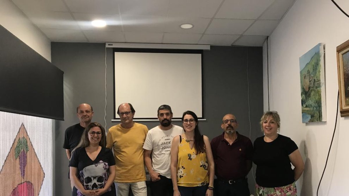 Fotografia de grup de presentació del nou govern municipal.