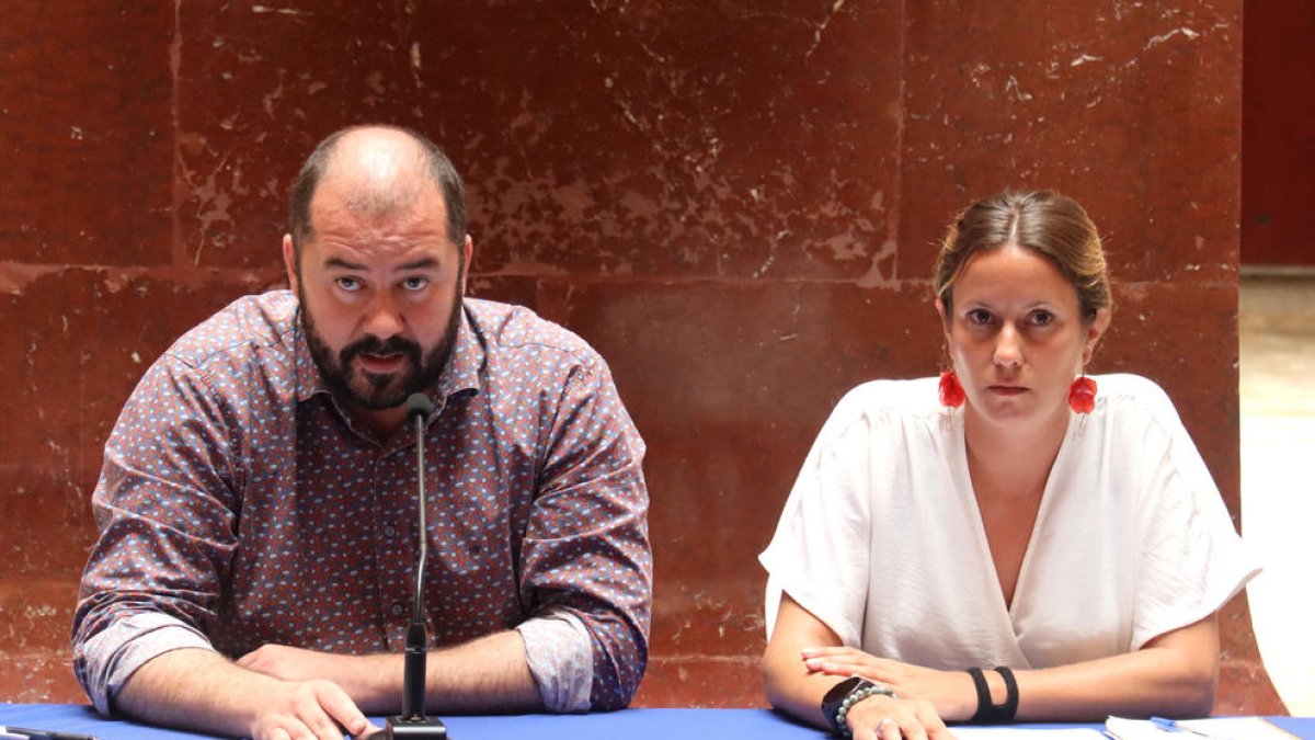 Els regidors d'ERC a l'Ajuntament de Tarragona, Xavier Puig i Maria Roig, en roda de premsa.