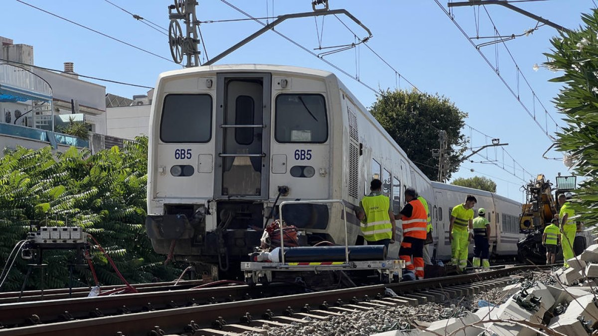 Tren que ha descarrilat a tocar de l'estació de Sitges