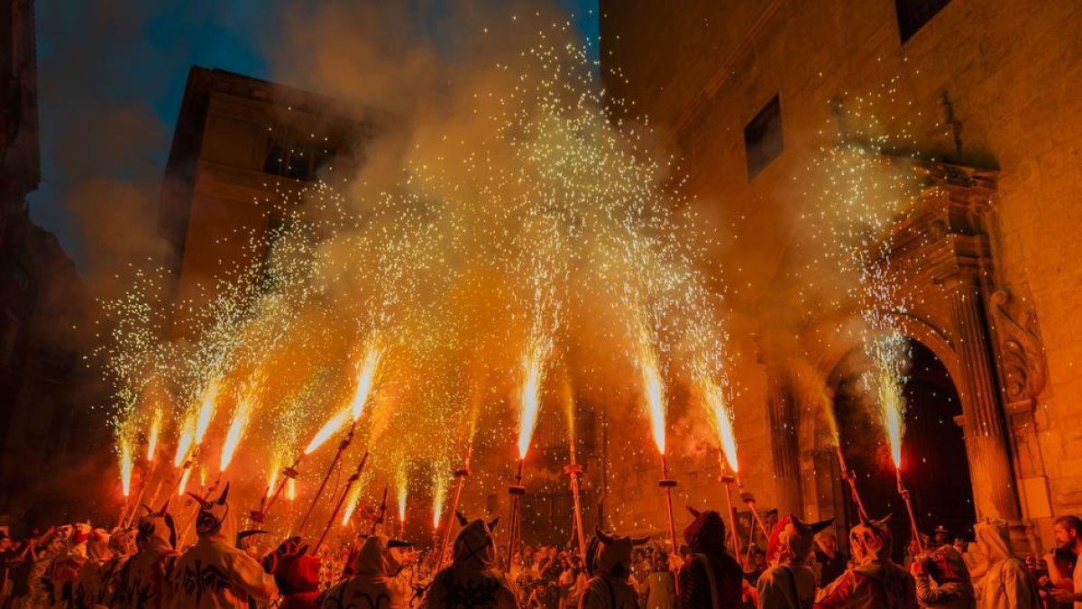 El Ball de Diables, durant el dia de Sant Pere, a les portes de la Prioral.