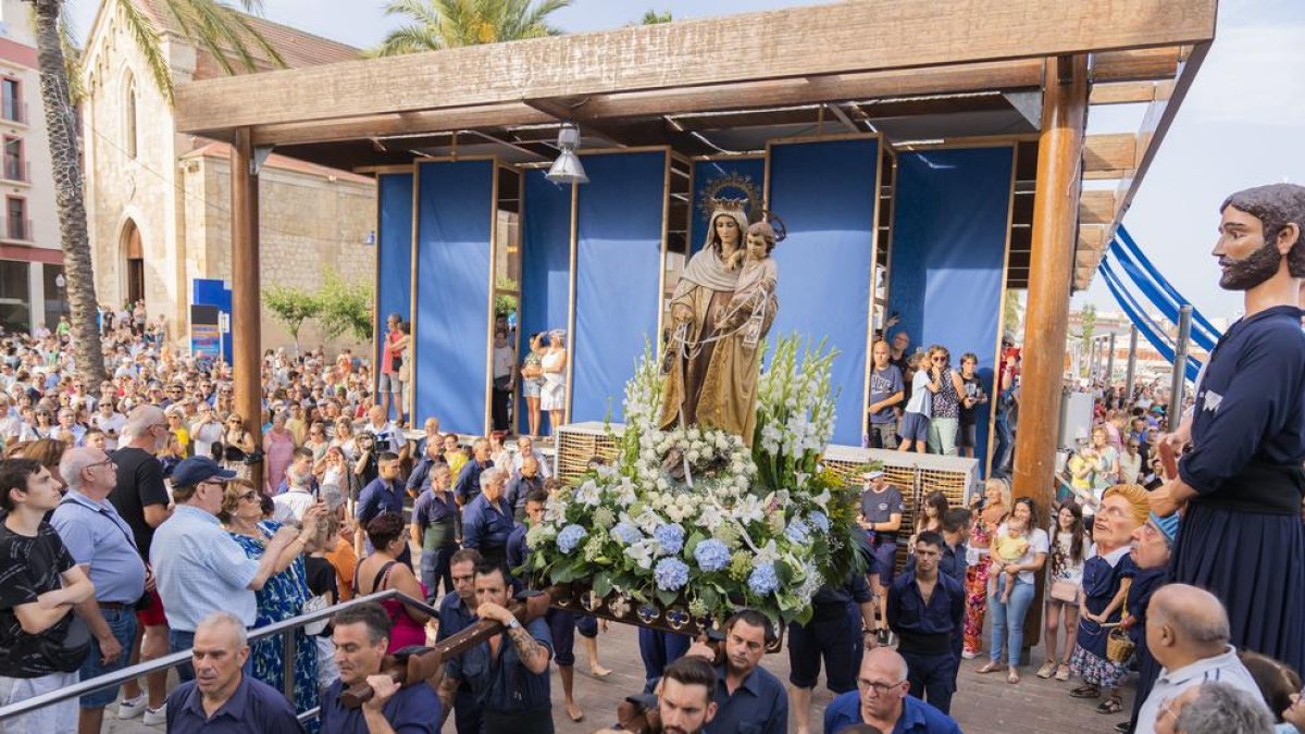 Els portadors amb la Verge del Carme a les espatlles ahir a la tarda.