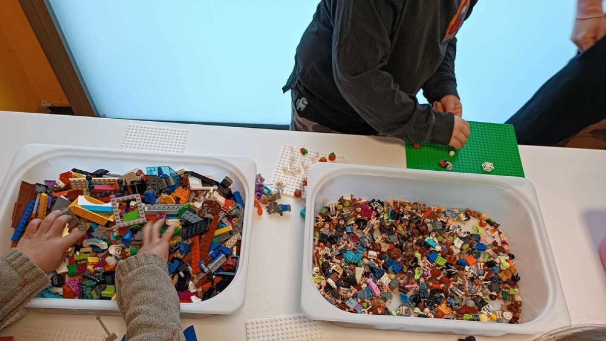 Un grup d'infants, participant en una de les activitats amb Lego promogudes per ambdues entitats.