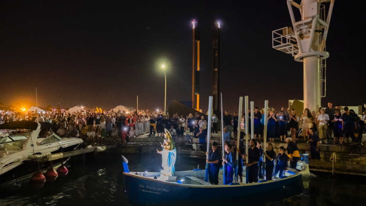 La platja de Llevant, el passeig de Jaume I i el port es va omplir de gom a gom per veure la processó i l'espectacle pirotècnic.